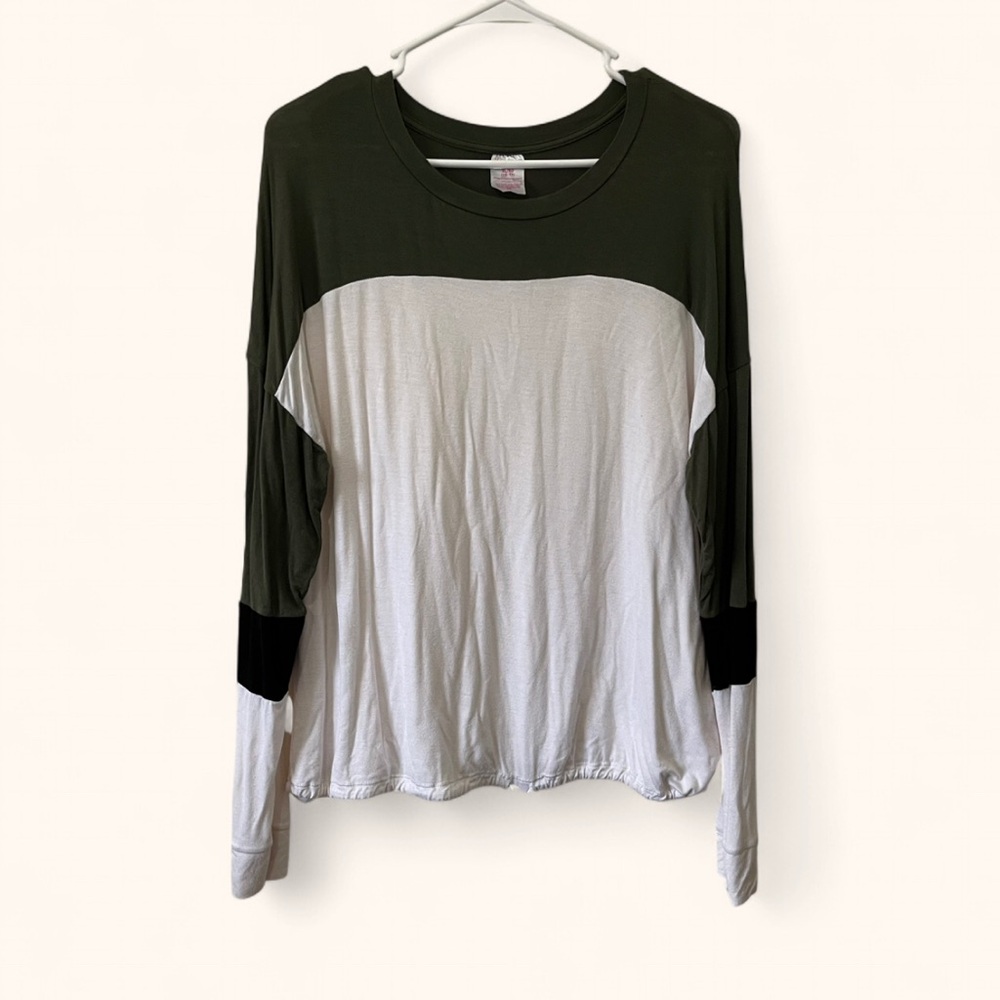 💙 2/$10 Juniors XL Women’s Large No Boundaries Long Sleeve Color Block Rayon Tee